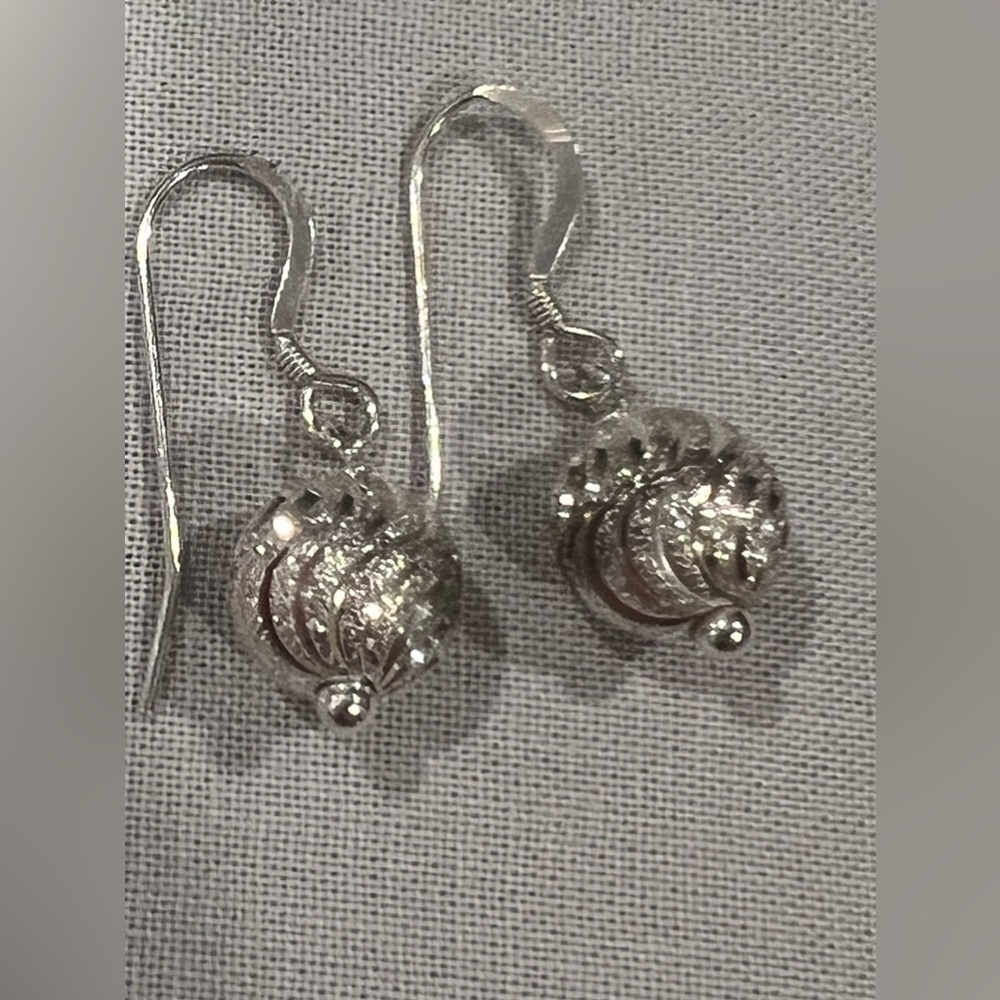 Two pair of silver earrings - Picture 2 of 4